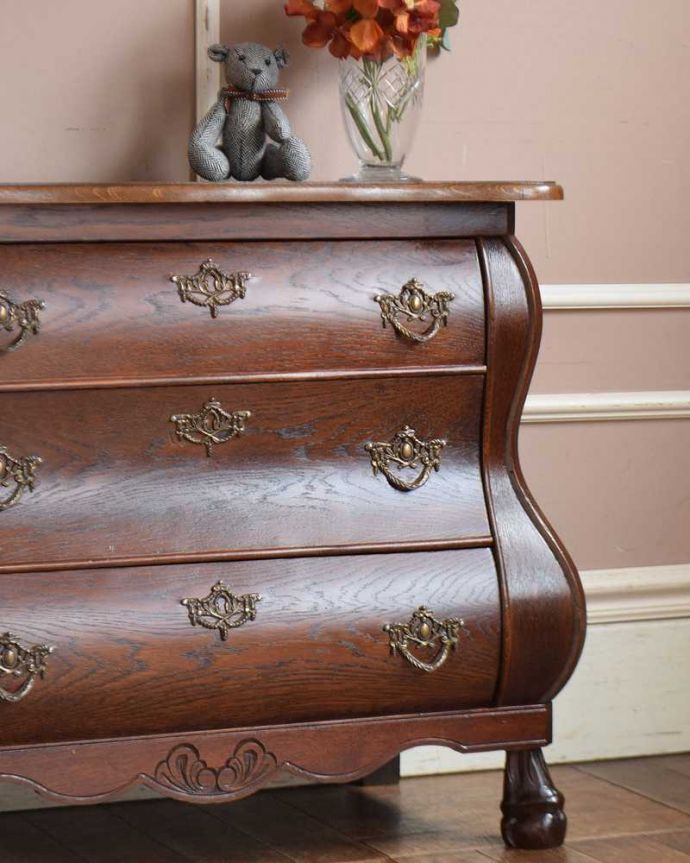 アンティークのチェスト　アンティーク家具　南仏プロヴァンスのアンティーク家具、大人色のアンティークチェスト（コモード）。「見せる収納」だから、置く場所を選びません！チェストと言ってもデザインがステキだから、収納だけじゃなくて見ても楽しめる具なんです。(j-2149-f)