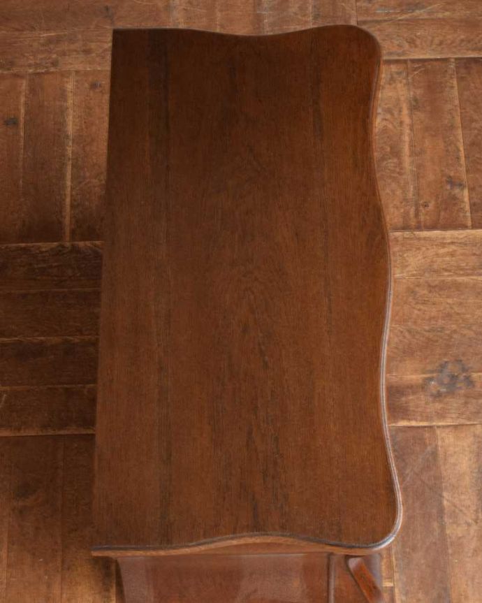 アンティークのチェスト　アンティーク家具　南仏プロヴァンスのアンティーク家具、大人色のアンティークチェスト（コモード）。何を置こうかな･･･？上から見ると、天板はこんな感じで塗装もキレイに仕上げました。(j-2149-f)