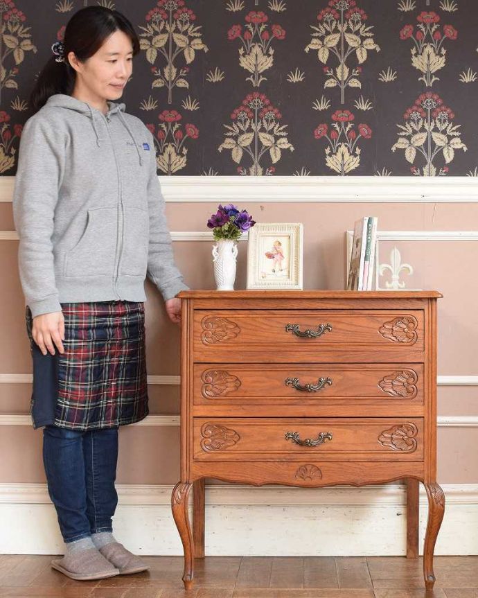 アンティークのチェスト　アンティーク家具　キレイなアンティーク家具、取っ手も美しい南仏スタイルの３段フレンチチェスト。長くて美しい脚に思わずうっとり･･･フランスのアンティーク家具らしく長くて優雅な脚線美のチェスト。(j-2150-f)