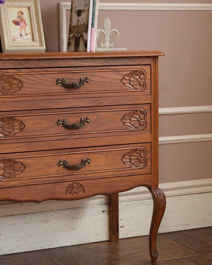 アンティークのチェスト　アンティーク家具　キレイなアンティーク家具、取っ手も美しい南仏スタイルの３段フレンチチェスト。収納だけじゃなく見て楽しむチェストチェストと言っても収納だけじゃなく見た目が素敵なんです。(j-2150-f)
