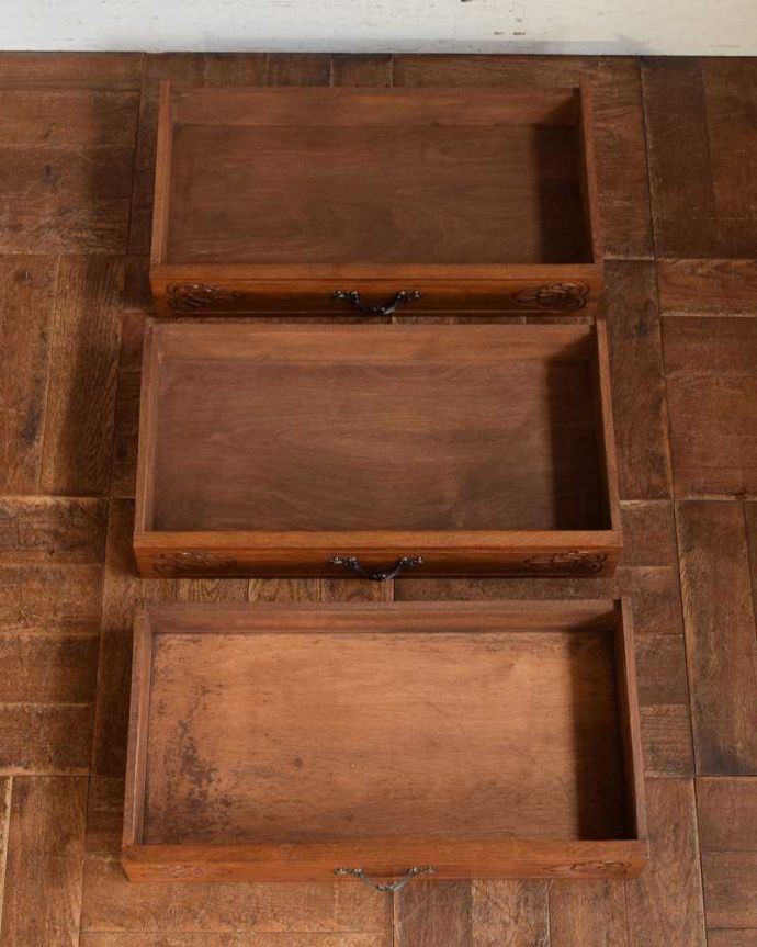 アンティークのチェスト　アンティーク家具　キレイなアンティーク家具、取っ手も美しい南仏スタイルの３段フレンチチェスト。実用的にチェストとして使いましょう！アンティーク家具と言えども家具。(j-2150-f)