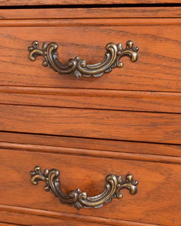 アンティークのチェスト　アンティーク家具　キレイなアンティーク家具、取っ手も美しい南仏スタイルの３段フレンチチェスト。開ける度にワクワクする取っ手フランスらしい優雅なデザインの取っ手。(j-2150-f)