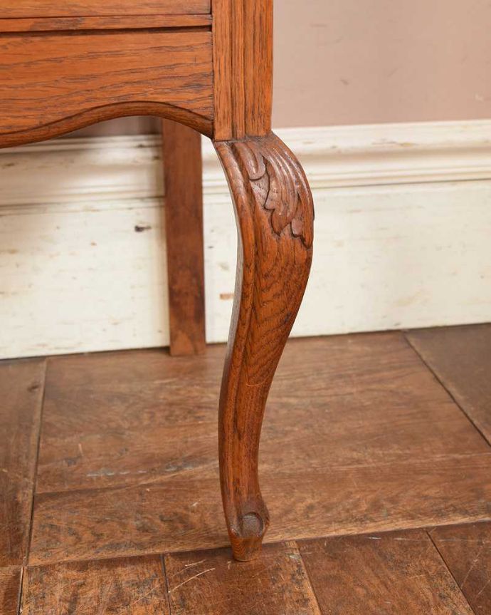 アンティークのチェスト　アンティーク家具　キレイなアンティーク家具、取っ手も美しい南仏スタイルの３段フレンチチェスト。女性1人でラクラク運べちゃう仕掛けHandleのアンティークは、脚の裏にフェルトキーパーをお付けしています。(j-2150-f)