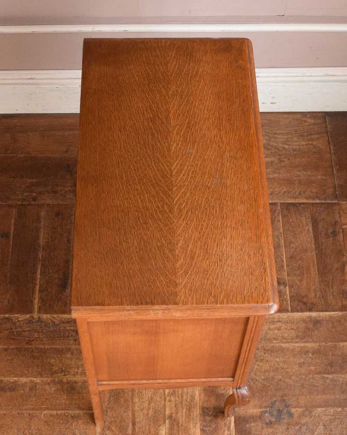 アンティークのチェスト　アンティーク家具　キレイなアンティーク家具、取っ手も美しい南仏スタイルの３段フレンチチェスト。何を置こうかな･･･？チェストを上から見るとこんな形です。(j-2150-f)