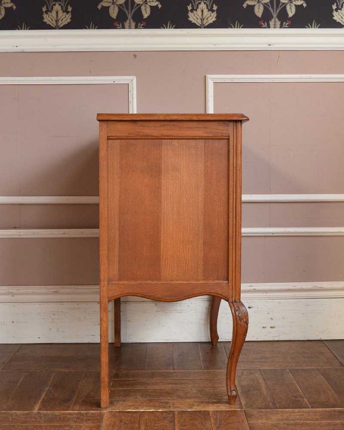 アンティークのチェスト　アンティーク家具　キレイなアンティーク家具、取っ手も美しい南仏スタイルの３段フレンチチェスト。横から見てもステキ横から見るとこんな感じ。(j-2150-f)