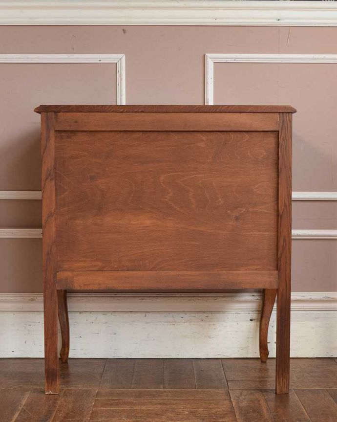 アンティークのチェスト　アンティーク家具　キレイなアンティーク家具、取っ手も美しい南仏スタイルの３段フレンチチェスト。修復したので後姿もキレイですアンティークは新品ではないので、もちろん経年変化によるキズはありますが、専門の職人が修復しています。(j-2150-f)