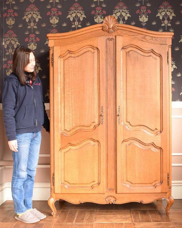 フランスのゴージャスなアンティーク家具、収納力たっぷりのワード