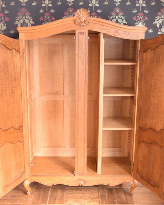 ワードローブ　アンティーク家具　フランスのゴージャスなアンティーク家具、収納力たっぷりのワードローブ。扉を開けると･･･たっぷり収納できるワードローブ。(j-2151-f)
