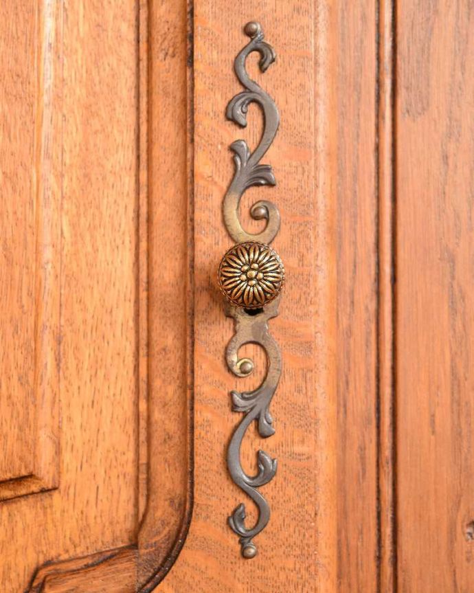 ワードローブ　アンティーク家具　フランスのゴージャスなアンティーク家具、収納力たっぷりのワードローブ。こんな部分も優雅アンティーク家具は取っ手のデザインも美しいんです。(j-2151-f)