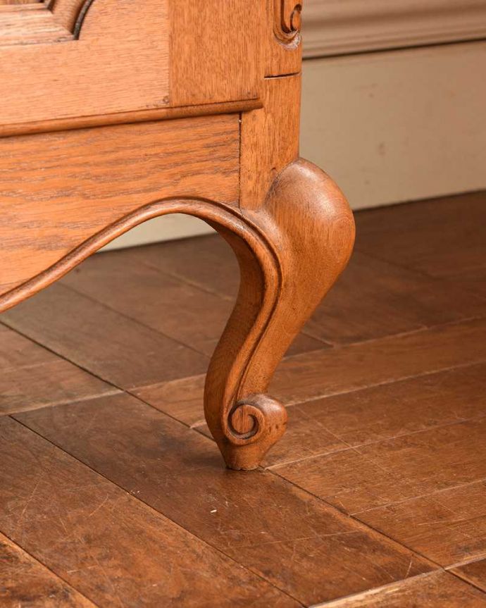 ワードローブ　アンティーク家具　フランスのゴージャスなアンティーク家具、収納力たっぷりのワードローブ。女性でも運べちゃう理由は･･･Handleのアンティークは、脚の裏にフェルトキーパーをお付けしていますので、重い家具でも床を滑らせれて移動出来ます。(j-2151-f)