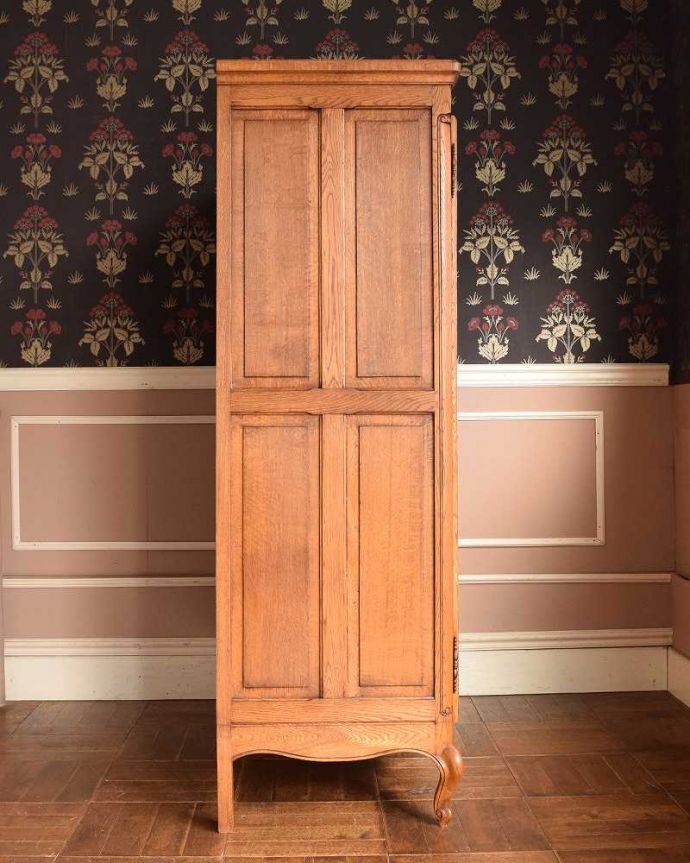 フランスのゴージャスなアンティーク家具、収納力たっぷりのワード