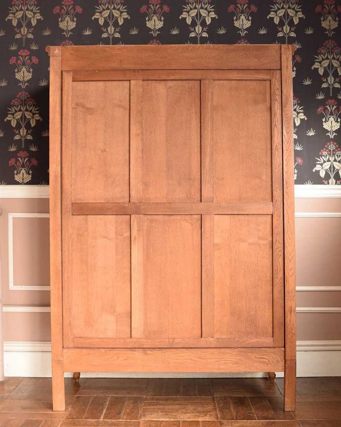 ワードローブ　アンティーク家具　フランスのゴージャスなアンティーク家具、収納力たっぷりのワードローブ。後ろ姿はこんな感じアンティークは新品ではないので、もちろん経年変化によるキズはありますが、専門の職人が修復したので、後ろ姿もキレイです。(j-2151-f)