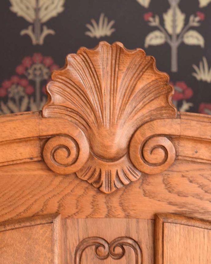 ワードローブ　アンティーク家具　フランスのゴージャスなアンティーク家具、収納力たっぷりのワードローブ。フランスらしい彫が扉を彩ります。(j-2151-f)