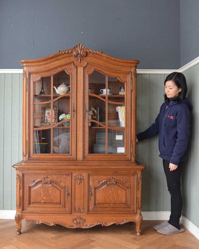 アンティークのキャビネット　アンティーク家具　フランス輸入の豪華なアンティーク家具、エレガントなガラスキャビネット（食器棚）。置いた瞬間、フランスらしい優雅さフランスらしい彫が美しい大きなサイズのキャビネット。(j-2152-f)