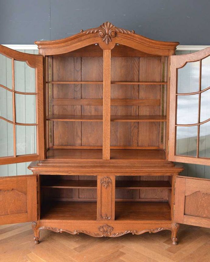 アンティークのキャビネット　アンティーク家具　フランス輸入の豪華なアンティーク家具、エレガントなガラスキャビネット（食器棚）。美しさだけじゃない！たっぷり収納アンティーク家具にはめずらしい日本の食器棚と同じようなデザイン。(j-2152-f)