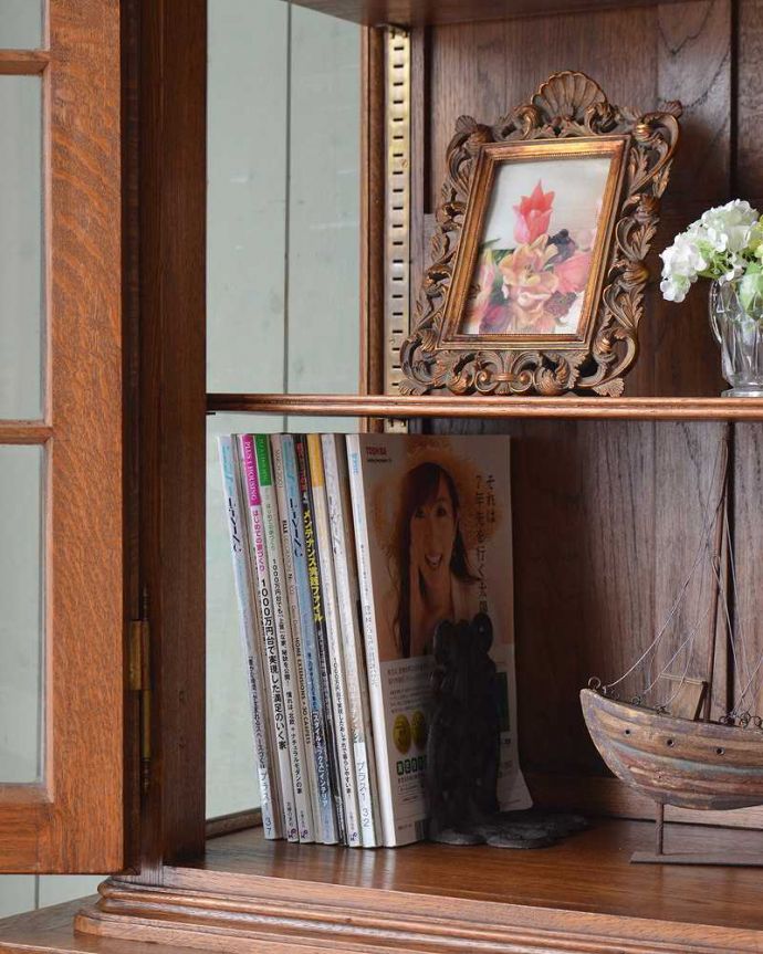 アンティークのキャビネット　アンティーク家具　フランス輸入の豪華なアンティーク家具、エレガントなガラスキャビネット（食器棚）。扉の中は収納たっぷりA4サイズの雑誌までしっかり収納出来ちゃう大きさ。(j-2152-f)