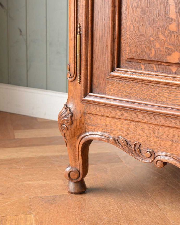 アンティークのキャビネット　アンティーク家具　フランス輸入の豪華なアンティーク家具、エレガントなガラスキャビネット（食器棚）。女性1人でラクラク運べちゃう仕掛けHandleのアンティークは、脚の裏にフェルトキーパーをお付けしています。(j-2152-f)