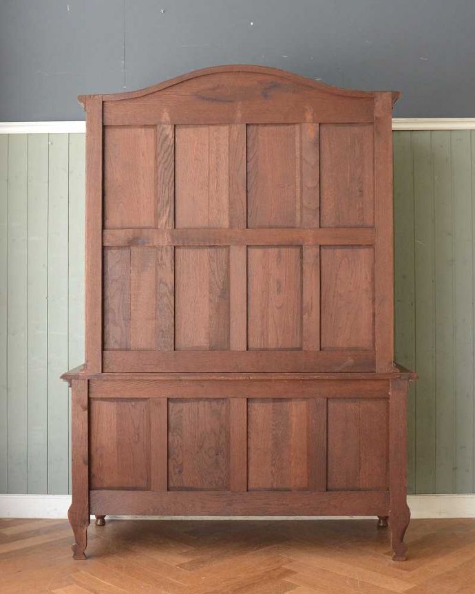 アンティークのキャビネット　アンティーク家具　フランス輸入の豪華なアンティーク家具、エレガントなガラスキャビネット（食器棚）。もちろん後ろ姿もアンティークは新品ではないので経年変化によるキズはありますが、専門の職人がキレイにお直しをしているので、後ろ姿もキレイなんです。(j-2152-f)