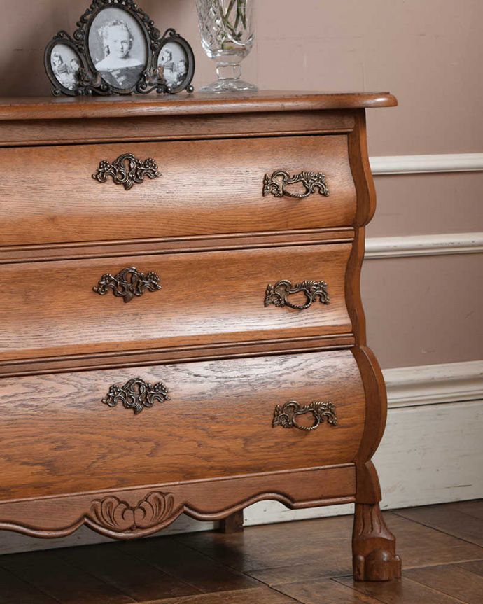 アンティークのチェスト　アンティーク家具　フランス輸入のアンティーク家具、オーク材の３段チェスト（コモード）。「見せる収納」だから、置く場所を選びません！チェストと言ってもデザインがステキだから、収納だけじゃなくて見ても楽しめる具なんです。(j-2153-f)