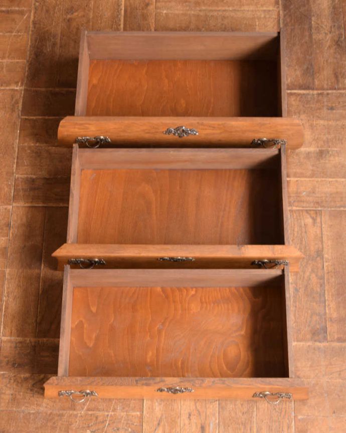 アンティークのチェスト　アンティーク家具　フランス輸入のアンティーク家具、オーク材の３段チェスト（コモード）。キレイに修復したので、何を入れてもOKです。(j-2153-f)