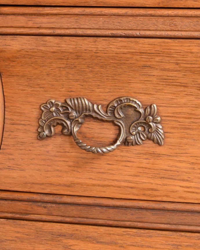 アンティークのチェスト　アンティーク家具　フランス輸入のアンティーク家具、オーク材の３段チェスト（コモード）。開ける度にワクワクする取っ手フランスらしい優雅なデザインは取っ手にも。(j-2153-f)