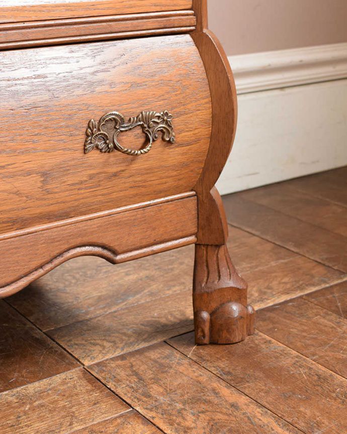 アンティークのチェスト　アンティーク家具　フランス輸入のアンティーク家具、オーク材の３段チェスト（コモード）。女性1人でラクラク運べちゃう仕掛けHandleのアンティークは、脚の裏にフェルトキーパーをお付けしています。(j-2153-f)