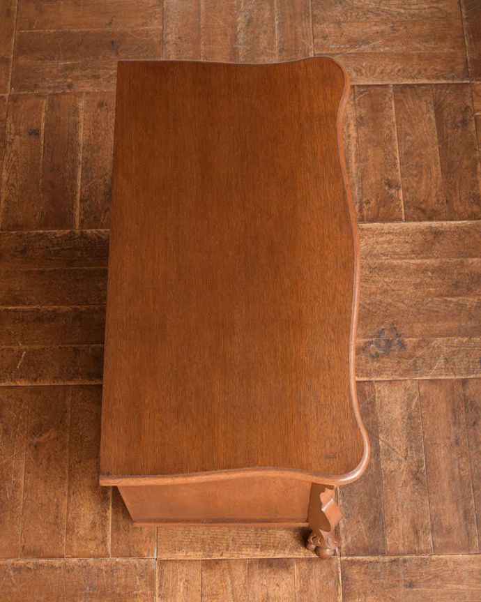 アンティークのチェスト　アンティーク家具　フランス輸入のアンティーク家具、オーク材の３段チェスト（コモード）。何を置こうかな･･･？上から見ると、天板はこんな感じで塗装もキレイに仕上げました。(j-2153-f)