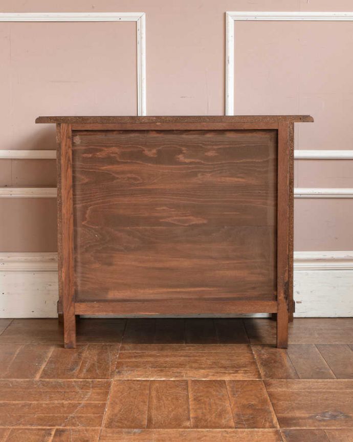 アンティークのチェスト　アンティーク家具　フランス輸入のアンティーク家具、オーク材の３段チェスト（コモード）。修復したので後姿もキレイですアンティークは新品ではないので、もちろん経年変化によるキズはありますが、専門の職人がキレイに修復したので、後ろ姿もキレイです。(j-2153-f)