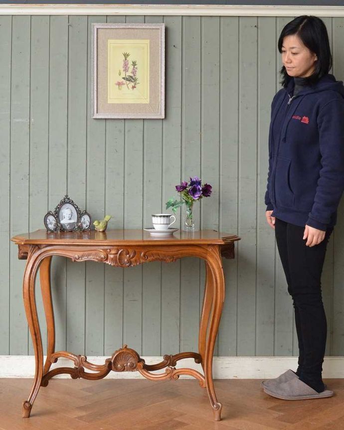 アンティークのテーブル　アンティーク家具　フランスのアンティーク家具、ウォルナット材のオケージョナルテーブル。どんな場所でも便利に使える小さなテーブルそもそも「オケージョナル」とは「便利に使える」と言う意味。(j-2154-f)