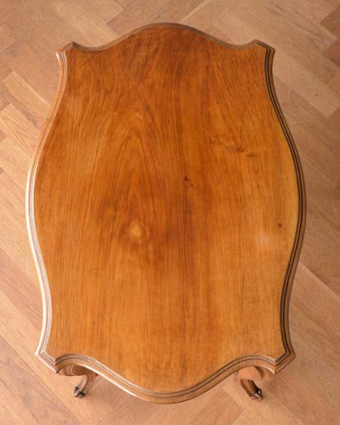 アンティークのテーブル　アンティーク家具　フランスのアンティーク家具、ウォルナット材のオケージョナルテーブル。天板の形を見てみると･･･テーブルの形を上から見ると、こんな感じです。(j-2154-f)
