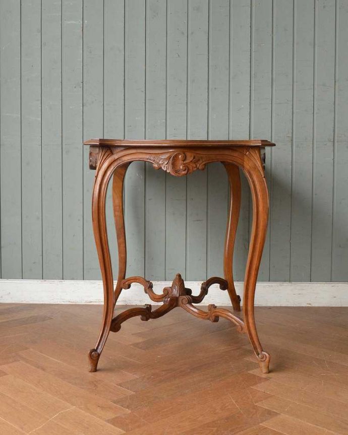 アンティークのテーブル　アンティーク家具　フランスのアンティーク家具、ウォルナット材のオケージョナルテーブル。こちら側も、もちろんキレイです！アンティークは新品ではないので、もちろん経年変化によるキズはありますが、専門の職人がキレイにお直しをしているので、どの角度から見てもキレイです。(j-2154-f)