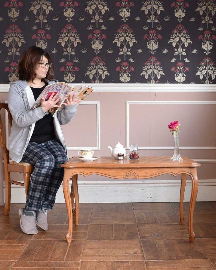 アンティークのテーブル　アンティーク家具　美しいパーケット柄の天板に注目！フランスで見つけたアンティークコーヒーテーブル 。フランスらしい優雅な時間もお届けします。(j-2155-f)