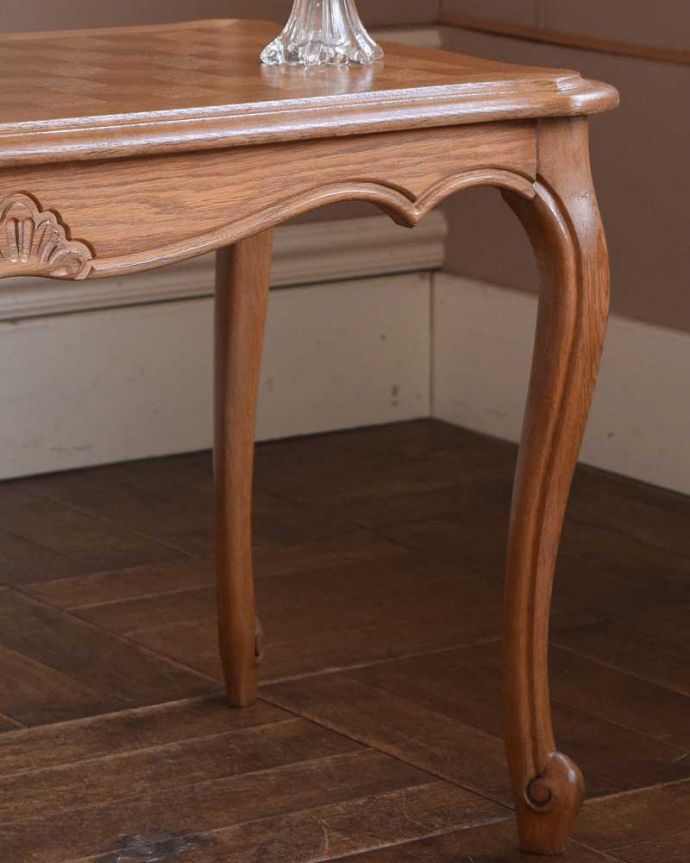 アンティークのテーブル　アンティーク家具　美しいパーケット柄の天板に注目！フランスで見つけたアンティークコーヒーテーブル 。やっぱり自慢はこの脚線美一番最初に目に飛び込んでくるフレンチカブリオレレッグ。(j-2155-f)