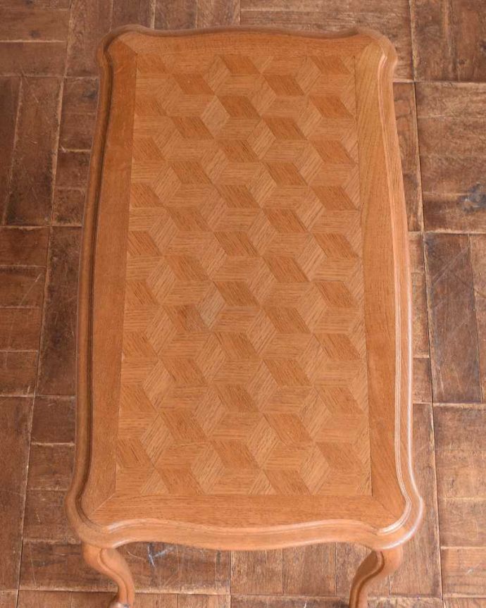 アンティークのテーブル　アンティーク家具　美しいパーケット柄の天板に注目！フランスで見つけたアンティークコーヒーテーブル 。美しすぎる天板の模様木の模様を組み合わせる事で描き出すパーケットの幾何学模様のデザイン。(j-2155-f)