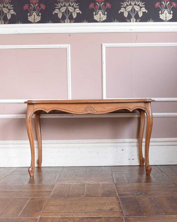 アンティークのテーブル　アンティーク家具　美しいパーケット柄の天板に注目！フランスで見つけたアンティークコーヒーテーブル 。こちら側も、もちろんキレイです！アンティークは新品ではないので、もちろん経年変化によるキズはありますが、専門の職人がキレイにお直しをしているので、後ろ姿までキレイです。(j-2155-f)