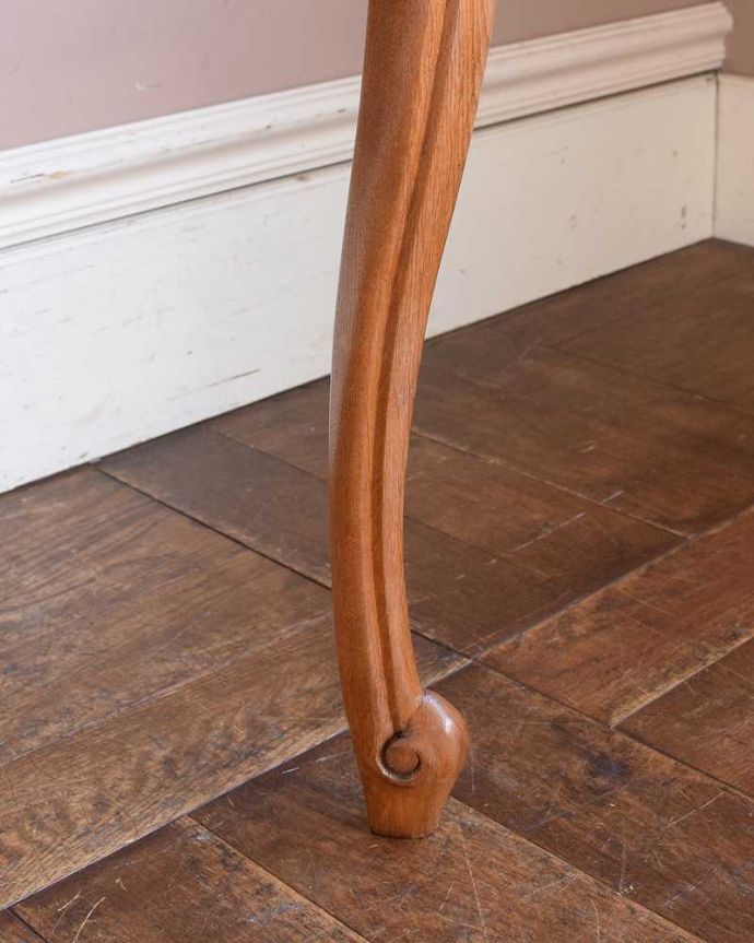 アンティークのテーブル　アンティーク家具　美しいパーケット柄の天板に注目！フランスで見つけたアンティークコーヒーテーブル 。持ち上げなくても移動できます！Handleのアンティークは、脚の裏にフェルトキーパーをお付けしていますので、床を滑らせてれば移動が簡単です。(j-2155-f)