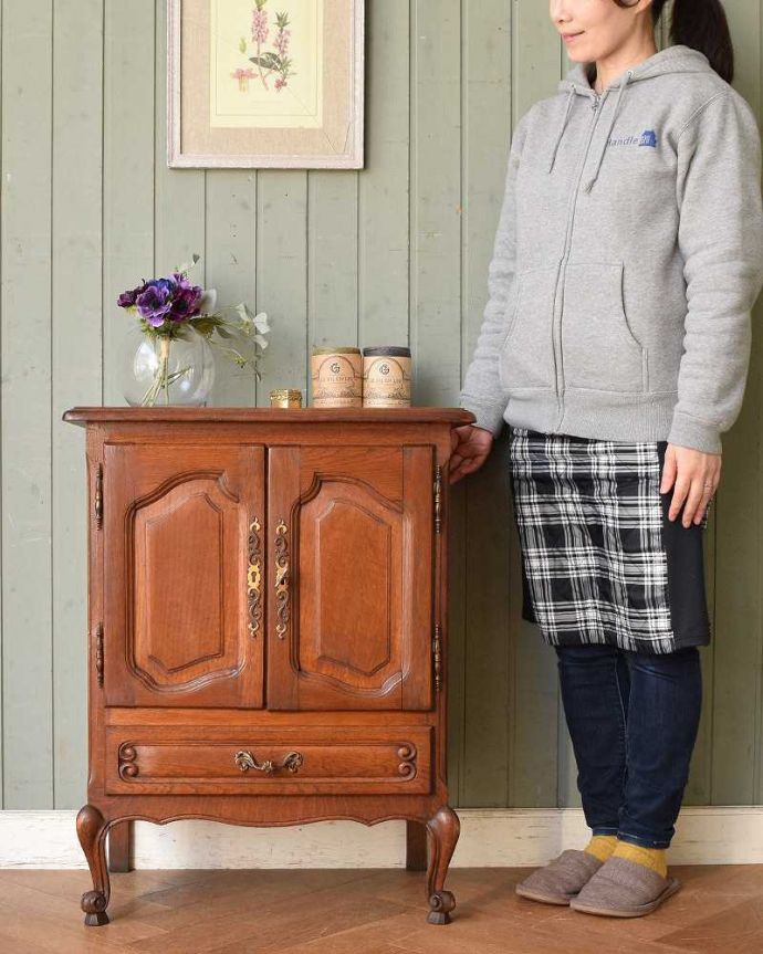 アンティークのキャビネット　アンティーク家具　フランス輸入の素敵なアンティーク家具、木製のキャビネット。美しく優雅な雰囲気が漂うフランスらしいキャビネット誰が見ても女性らしいフォルムと美しい彫が自慢のキャビネット。(j-2156-f)