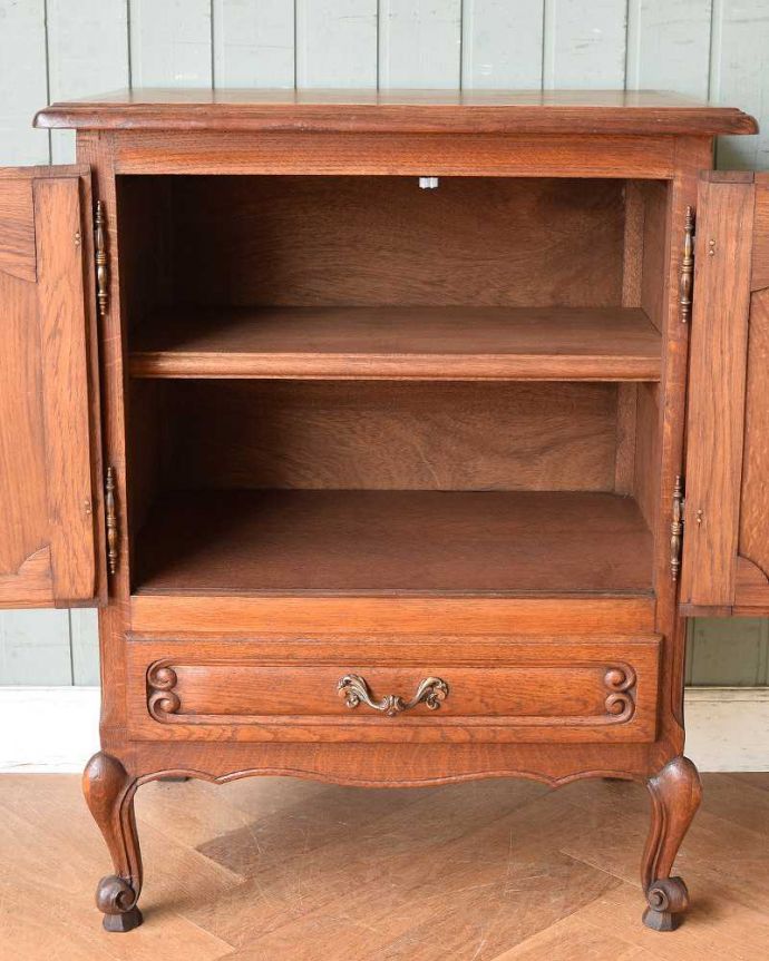 アンティークのキャビネット　アンティーク家具　フランス輸入の素敵なアンティーク家具、木製のキャビネット。扉を開けて中を見ると･･･もちろん見た目だけではありません。(j-2156-f)