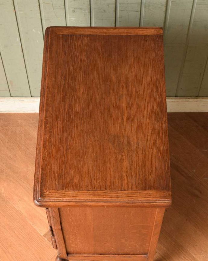 アンティークのキャビネット　アンティーク家具　フランス輸入の素敵なアンティーク家具、木製のキャビネット。上から見てみると･･･もちろん、上から見てもキレイです。(j-2156-f)