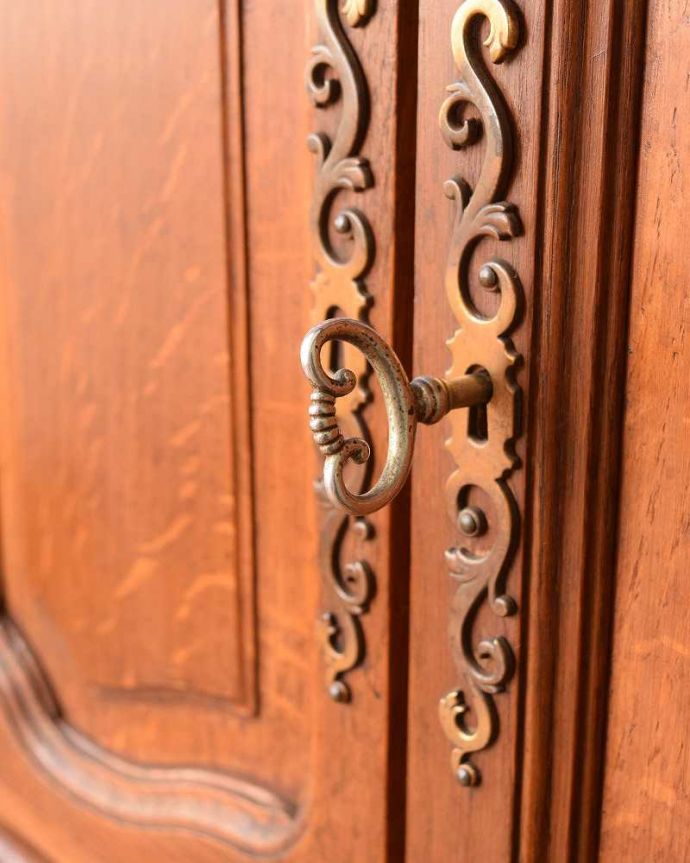 アンティークのキャビネット　アンティーク家具　フランス輸入の素敵なアンティーク家具、木製のキャビネット。こんな場所にもフランスらしさフランスらしく凝ったデザインの繊細な装飾は取っ手にまで施されています。(j-2156-f)