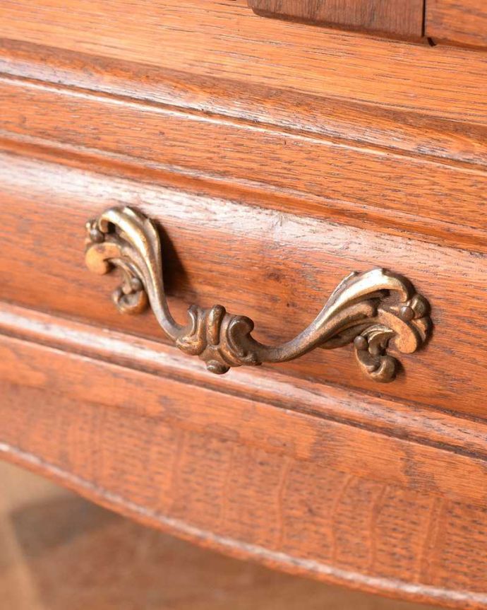 アンティークのキャビネット　アンティーク家具　フランス輸入の素敵なアンティーク家具、木製のキャビネット。優雅な雰囲気漂う曲線の取っ手。(j-2156-f)