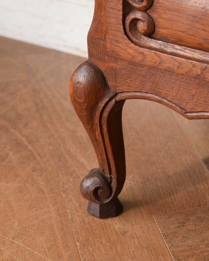 アンティークのキャビネット　アンティーク家具　フランス輸入の素敵なアンティーク家具、木製のキャビネット。女性１人でもラクに運べちゃうヒミツHandleのアンティークは、脚の裏にフェルトキーパーをお付けしているので、床を滑らせれば女性でも移動がカンタンです！。(j-2156-f)