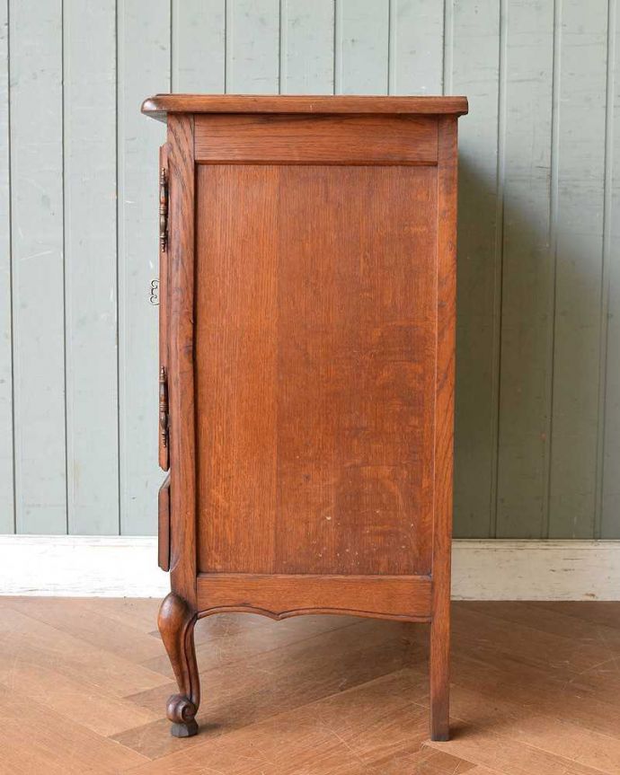 アンティークのキャビネット　アンティーク家具　フランス輸入の素敵なアンティーク家具、木製のキャビネット。横顔だって･･･どこから見られても美しいことを意識して、正面だけじゃなく横から見ても美しいんです。(j-2156-f)