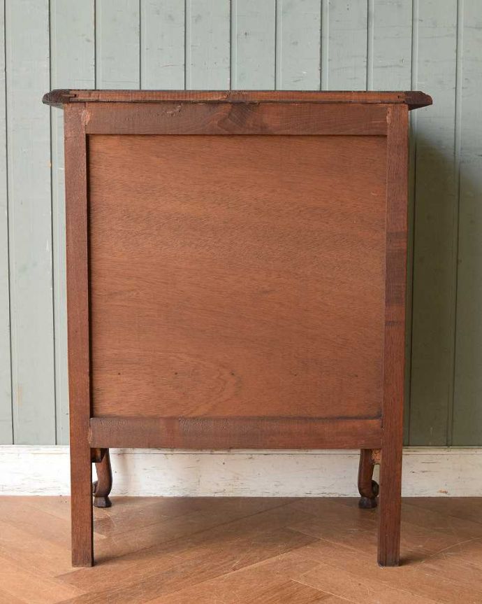 アンティークのキャビネット　アンティーク家具　フランス輸入の素敵なアンティーク家具、木製のキャビネット。実は後ろ姿も見て欲しい･･･アンティークは新品ではないので、もちろん経年変化によるキズはありますが、専門の職人がお直しをしているので後ろ姿にまで自信アリです。(j-2156-f)