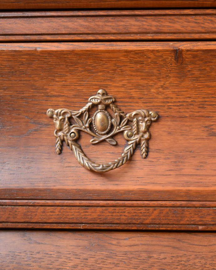 アンティークのチェスト　アンティーク家具　南フランスの優雅なアンティーク家具、小ぶりな３段チェスト（コモード）。開ける度にワクワクする取っ手フランスらしい優雅なデザインは取っ手にも。(j-2157-f)