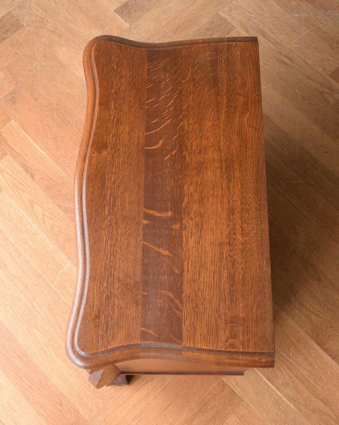 アンティークのチェスト　アンティーク家具　南フランスの優雅なアンティーク家具、小ぶりな３段チェスト（コモード）。何を置こうかな･･･？上から見ると、天板はこんな感じで塗装もキレイに仕上げました。(j-2157-f)