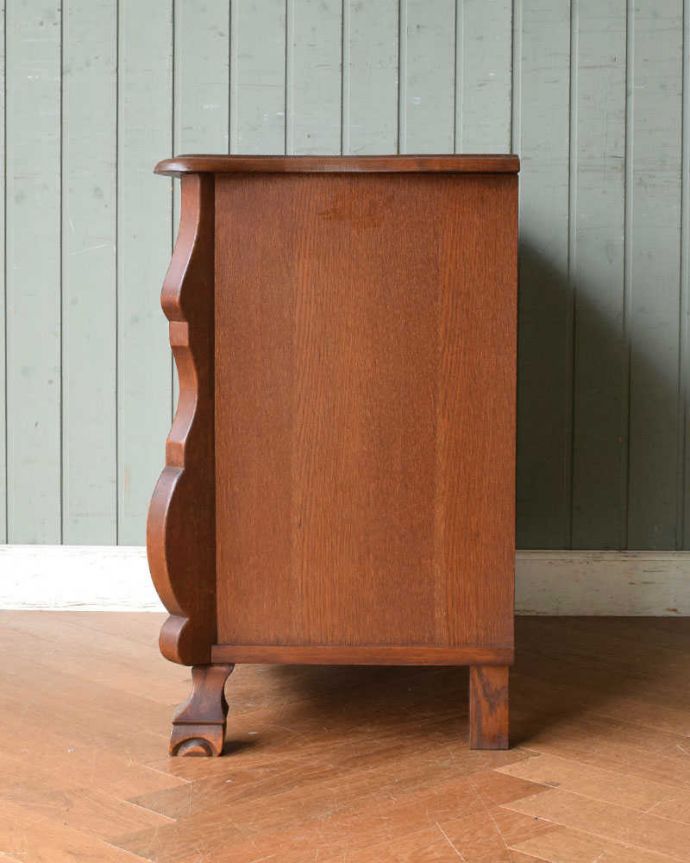 アンティークのチェスト　アンティーク家具　南フランスの優雅なアンティーク家具、小ぶりな３段チェスト（コモード）。横から見てもステキ横から見るとこんな感じ。(j-2157-f)