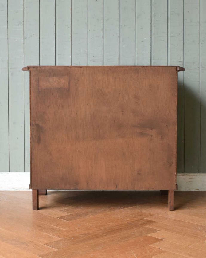 アンティークのチェスト　アンティーク家具　南フランスの優雅なアンティーク家具、小ぶりな３段チェスト（コモード）。修復したので後姿もキレイですアンティークは新品ではないので、もちろん経年変化によるキズはありますが、専門の職人がキレイに修復したので、後ろ姿もキレイです。(j-2157-f)