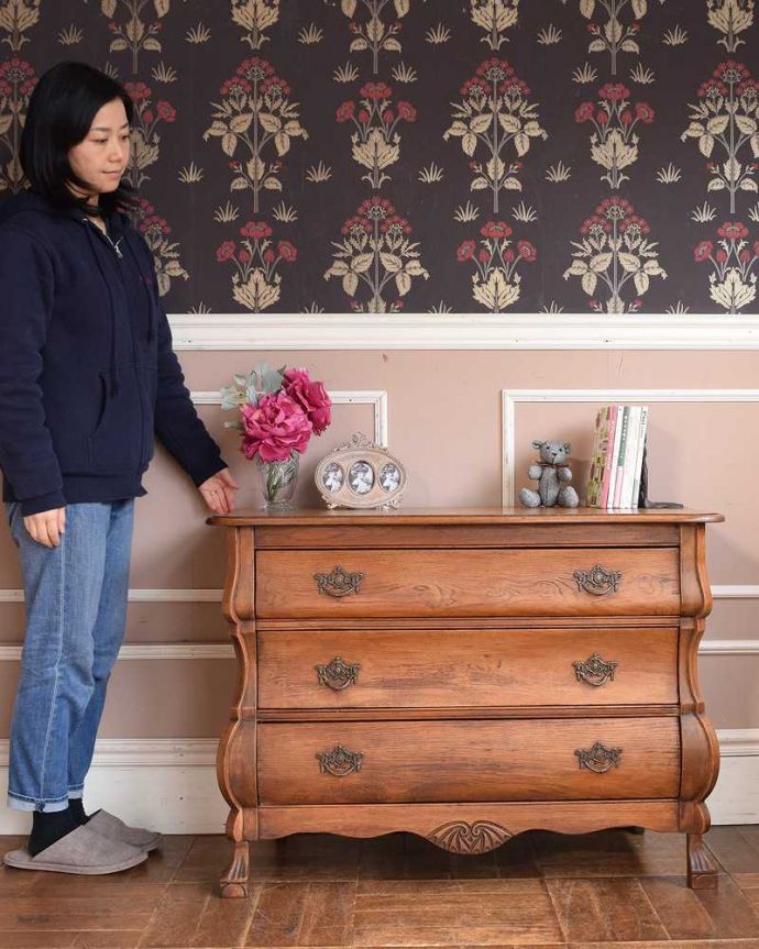 アンティークのチェスト　アンティーク家具　南フランスの優雅なアンティーク家具、ワイドタイプのフレンチチェスト（コモード） 。美しい曲線美がフランスらしいんです。(j-2158-f)