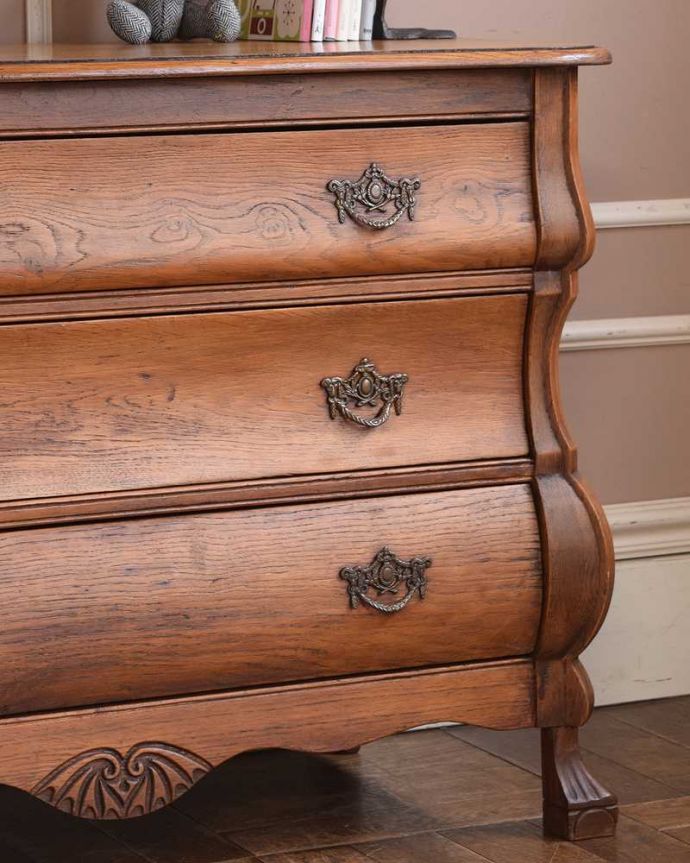 アンティークのチェスト　アンティーク家具　南フランスの優雅なアンティーク家具、ワイドタイプのフレンチチェスト（コモード） 。「見せる収納」だから、置く場所を選びません！チェストと言ってもデザインがステキだから、収納だけじゃなくて見ても楽しめる具なんです。(j-2158-f)